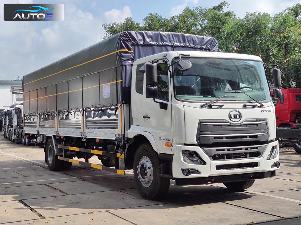 Xe tải UD CRONER PKE250 (8.7 tấn, dài 7.4 mét) thùng mui bạt
